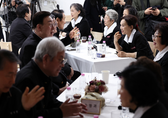 '어르신 단체 미팅' 대화의 시간