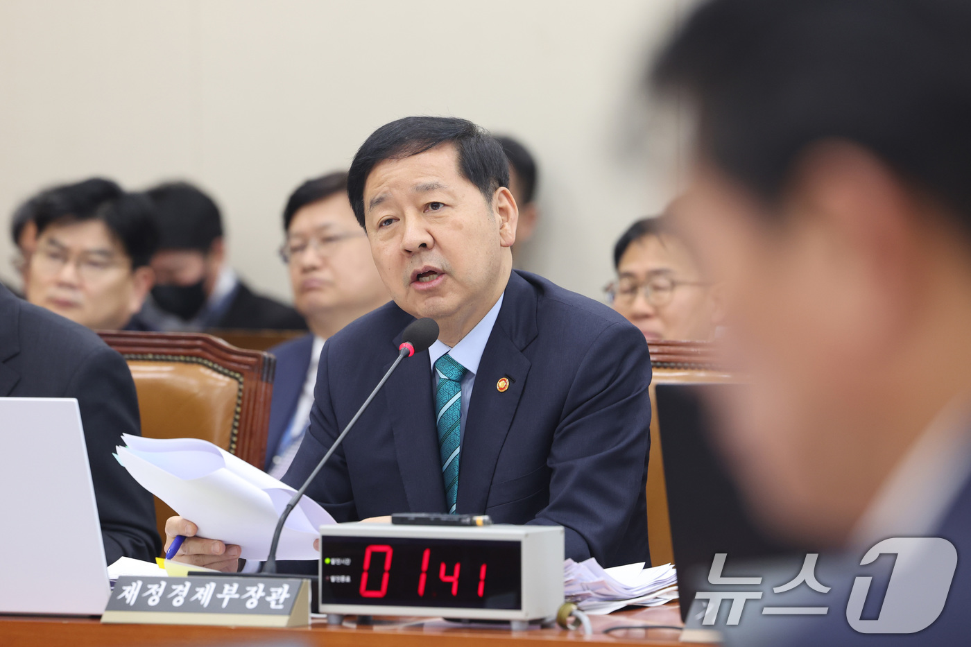 (서울=뉴스1) 신웅수 기자 = 구윤철 부총리 겸 재정경제부 장관이 2일 서울 여의도 국회에서 열린 재정경제기획위원회 전체회의에서 의원 질의에 답변하고 있다. 2026.4.2/뉴스 …