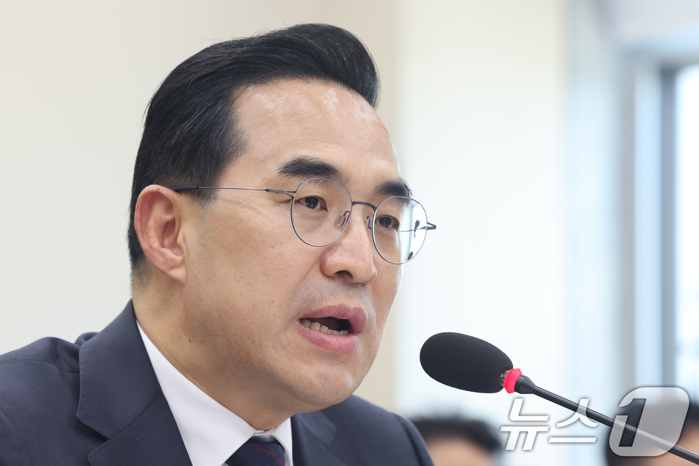 (서울=뉴스1) 신웅수 기자 = 박홍근 기획예산처 장관이 2일 서울 여의도 국회에서 열린 재정경제기획위원회 전체회의에서 의원 질의에 답변하고 있다. 2026.4.2/뉴스1