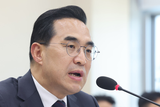 답변하는 박홍근 장관