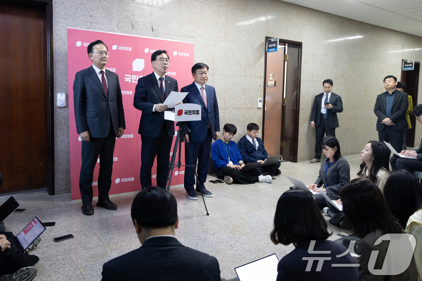 (서울=뉴스1) 이승배 기자 = 송언석 국민의힘 원내대표가 2일 서울 여의도 국회에서 이재명 대통령의 추가경정예산안에 대한 시정연설에 관해 입장을 밝히고 있다. 2026.4.2/뉴 …