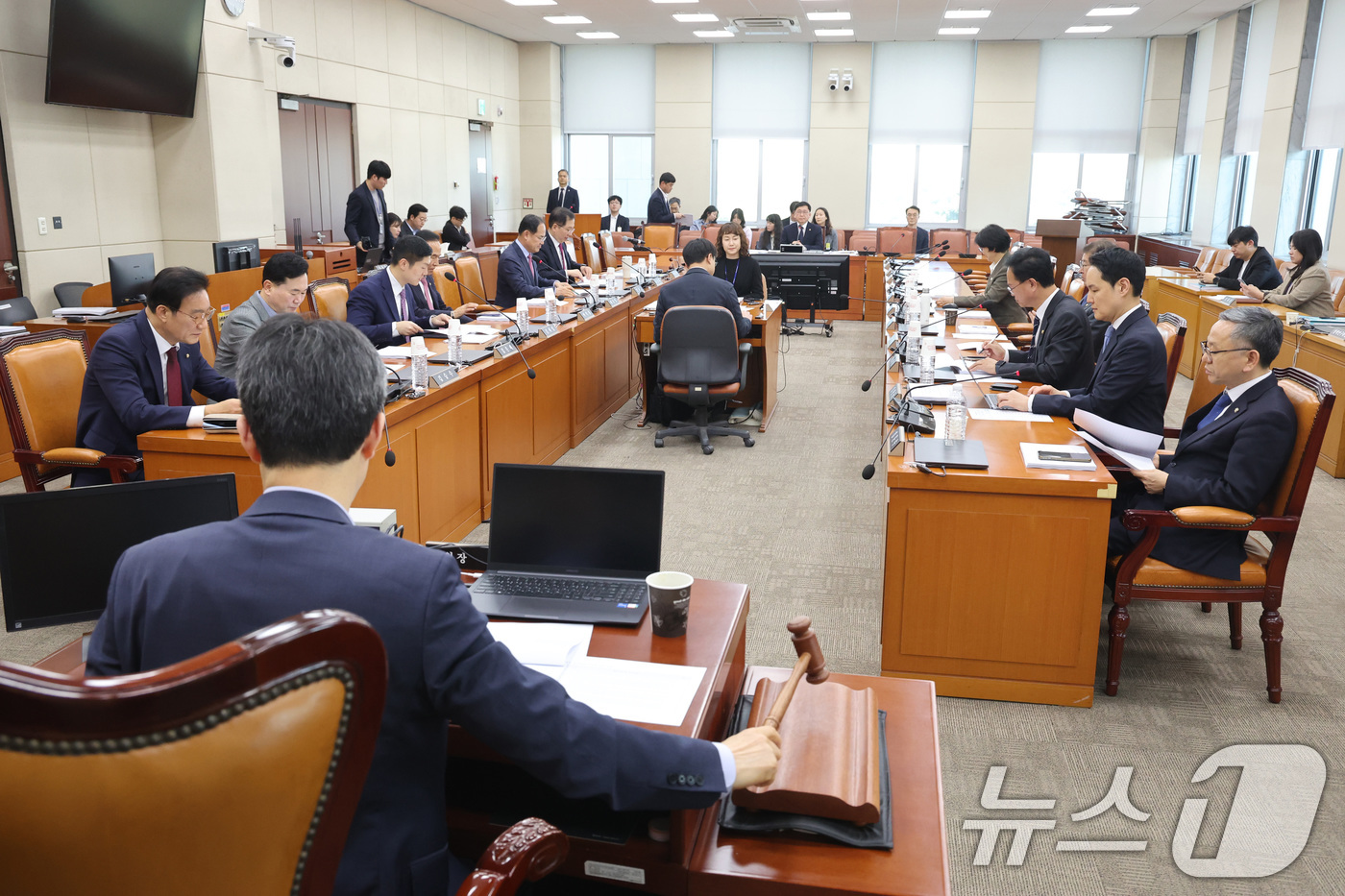 (서울=뉴스1) 신웅수 기자 = 윤건영 소위원장이 2일 서울 여의도 국회에서 열린 정치개혁특별위원회 공직선거법및지방선거구제개편심사소위원회에서 의사봉을 두드리고 있다. 2026.4. …