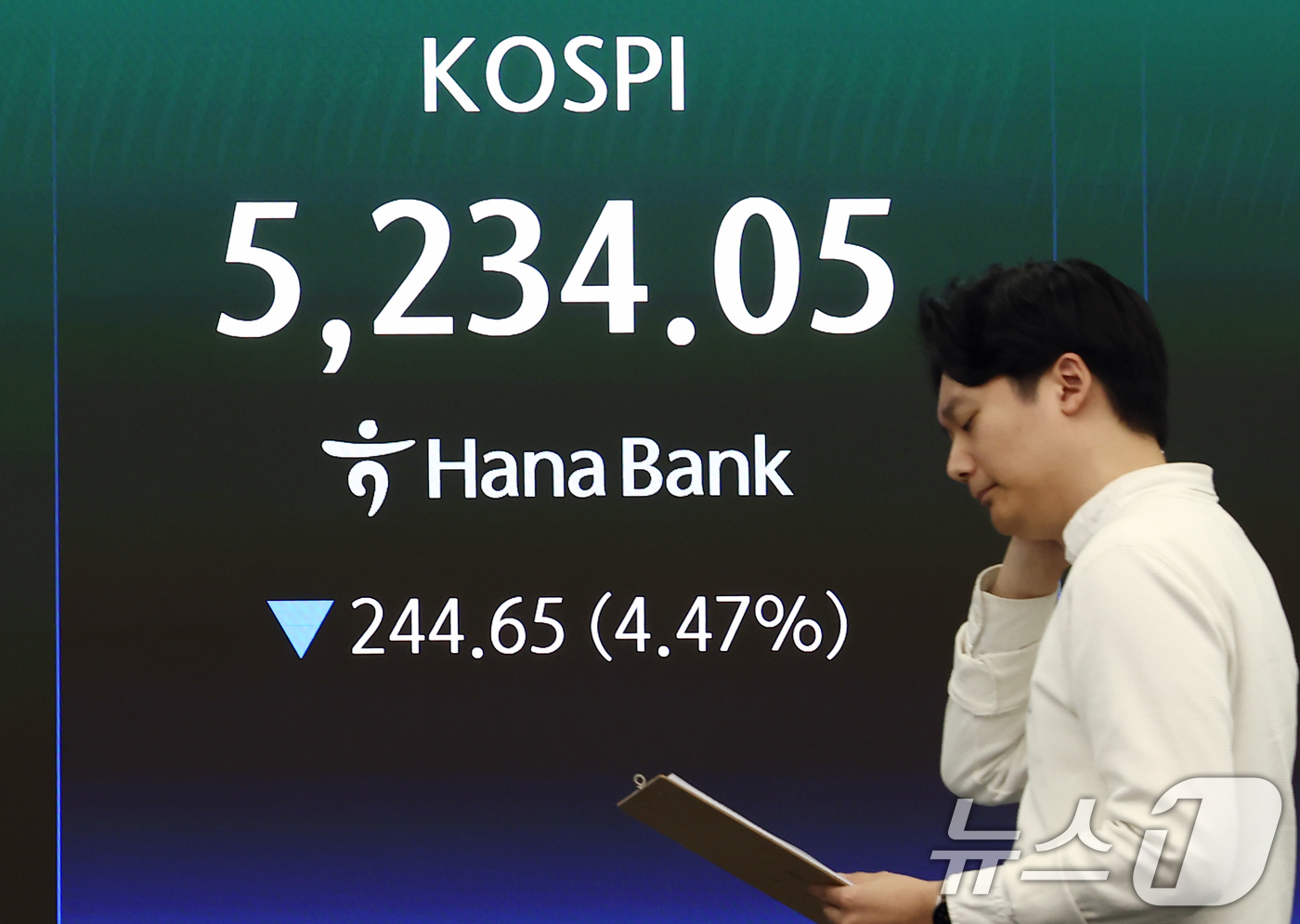 (서울=뉴스1) 김민지 기자 = 코스피·코스닥 지수가 급락하면서 매도 사이드카(프로그램 매도호가 일시 효력 정지)가 발동된 2일 오후 서울 중구 하나은행 딜링룸에 종가가 나오고 있 …