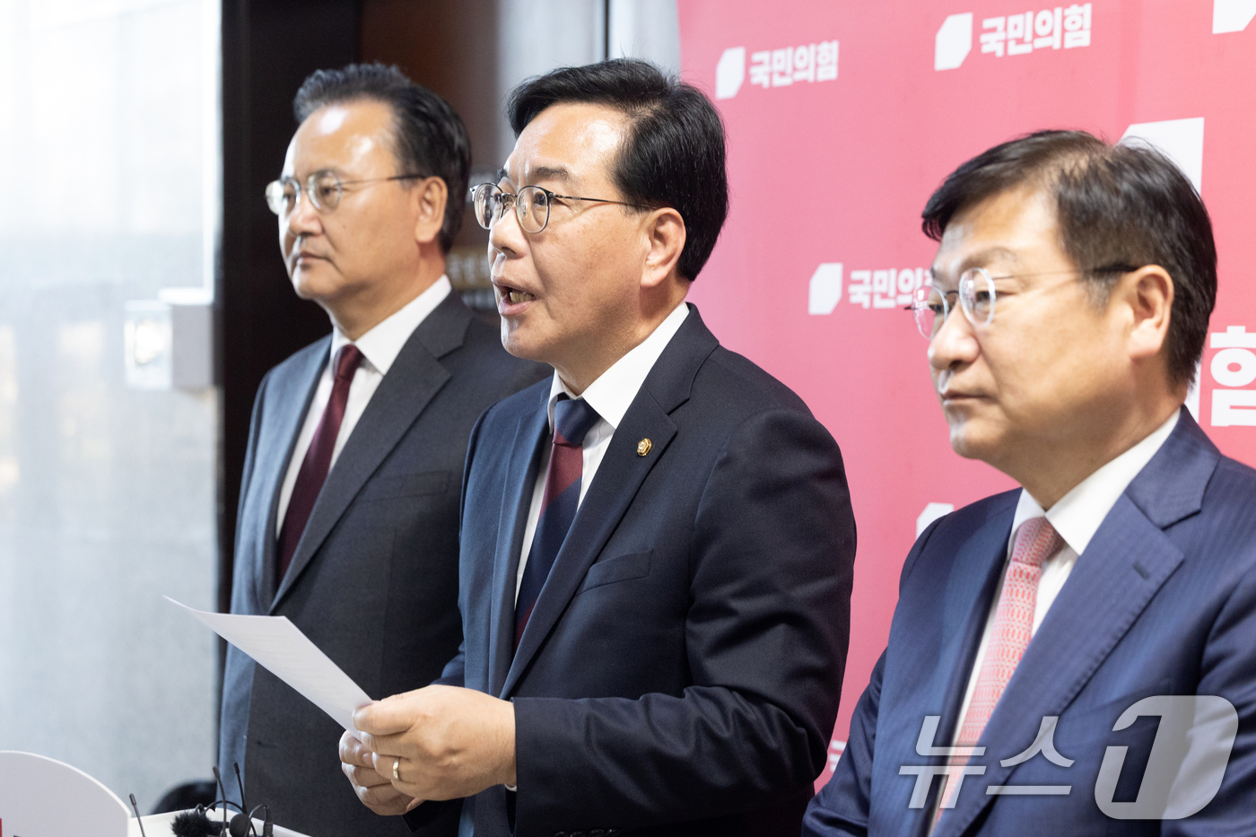 (서울=뉴스1) 이승배 기자 = 송언석 국민의힘 원내대표가 2일 서울 여의도 국회에서 이재명 대통령의 추가경정예산안에 대한 시정연설에 관해 입장을 밝히고 있다. 2026.4.2/뉴 …