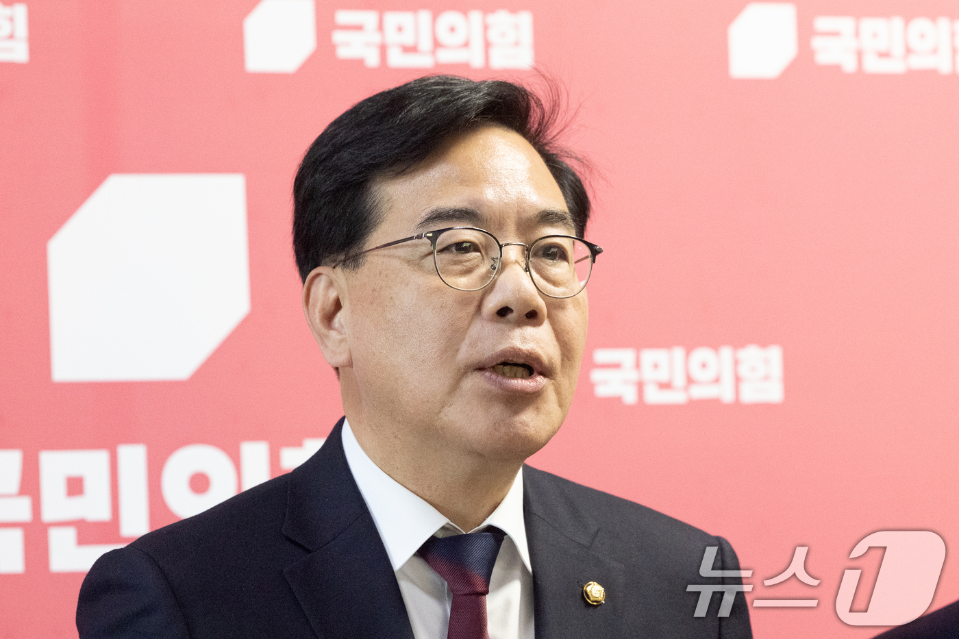 (서울=뉴스1) 이승배 기자 = 송언석 국민의힘 원내대표가 2일 서울 여의도 국회에서 이재명 대통령의 추가경정예산안에 대한 시정연설에 관해 입장을 밝히고 있다. 2026.4.2/뉴 …