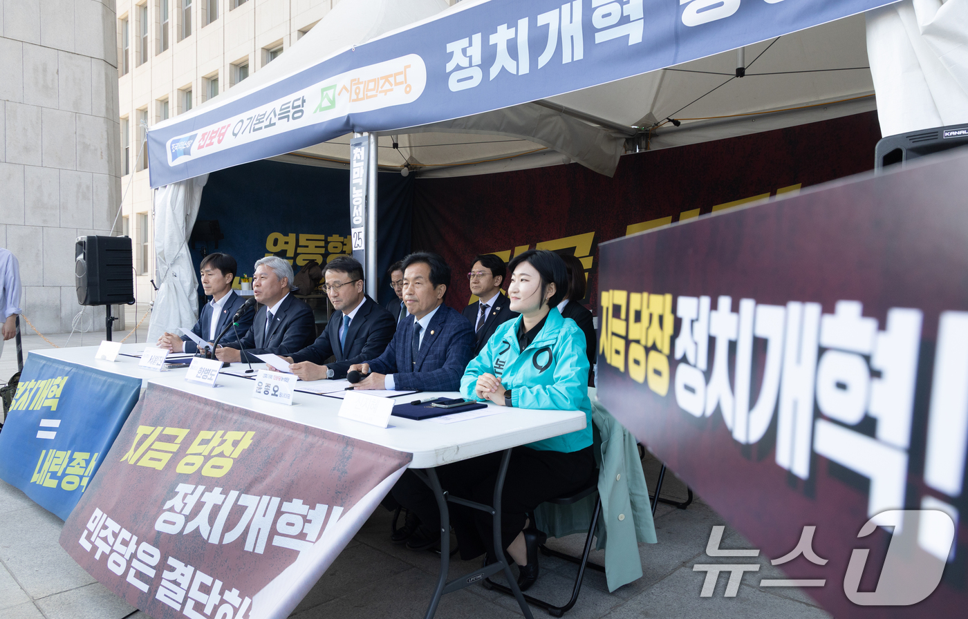 (서울=뉴스1) 이승배 기자 = 서왕진 조국혁신당 원내대표가 2일 서울 여의도 국회 본청 앞에서 열린 정치개혁 합의문 발표에서 발언하고 있다. 2026.4.2/뉴스1