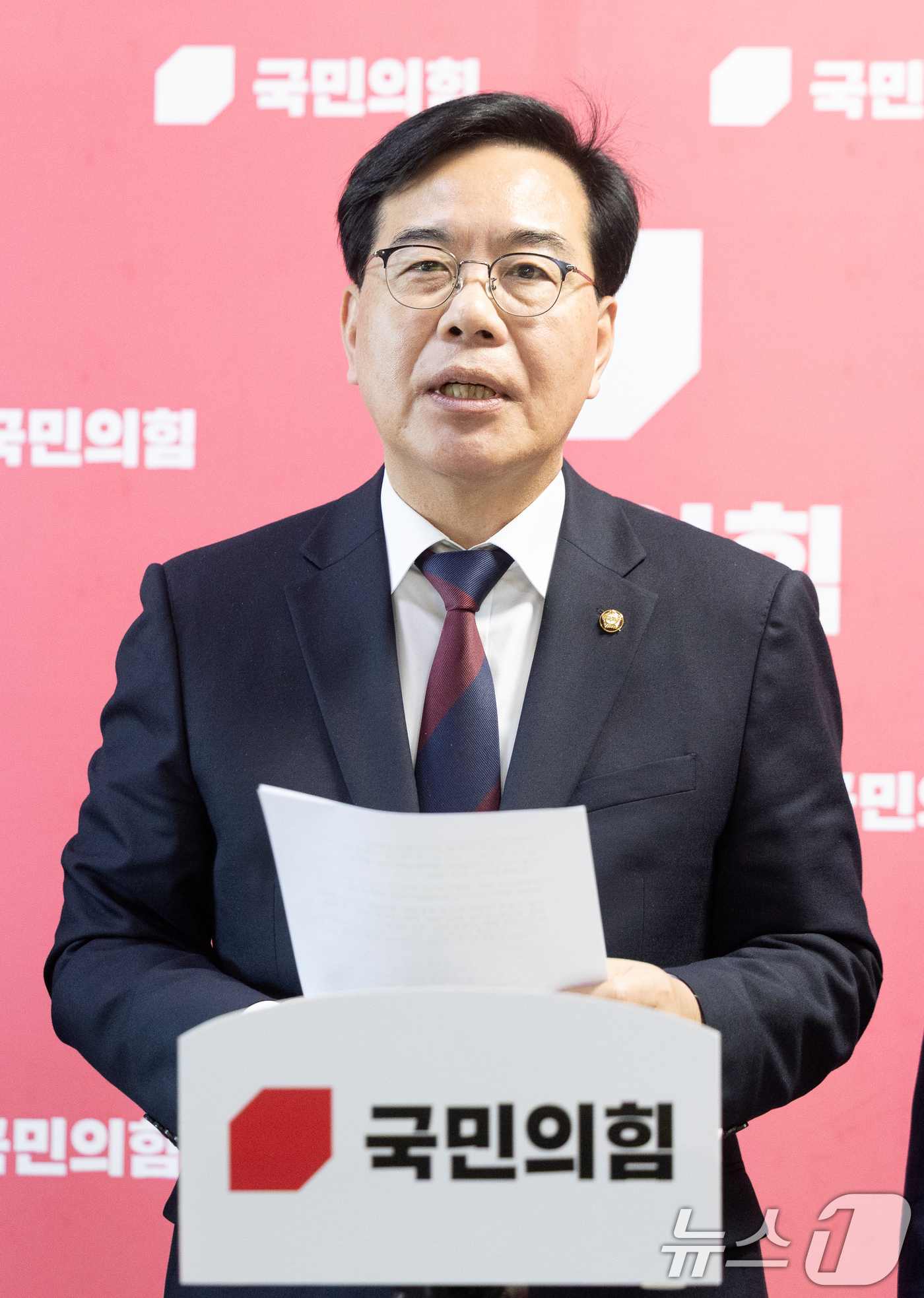 (서울=뉴스1) 이승배 기자 = 송언석 국민의힘 원내대표가 2일 서울 여의도 국회에서 이재명 대통령의 추가경정예산안에 대한 시정연설에 관해 입장을 밝히고 있다. 2026.4.2/뉴 …