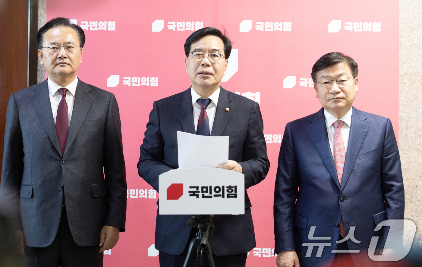 (서울=뉴스1) 이승배 기자 = 송언석 국민의힘 원내대표가 2일 서울 여의도 국회에서 이재명 대통령의 추가경정예산안에 대한 시정연설에 관해 입장을 밝히고 있다. 2026.4.2/뉴 …