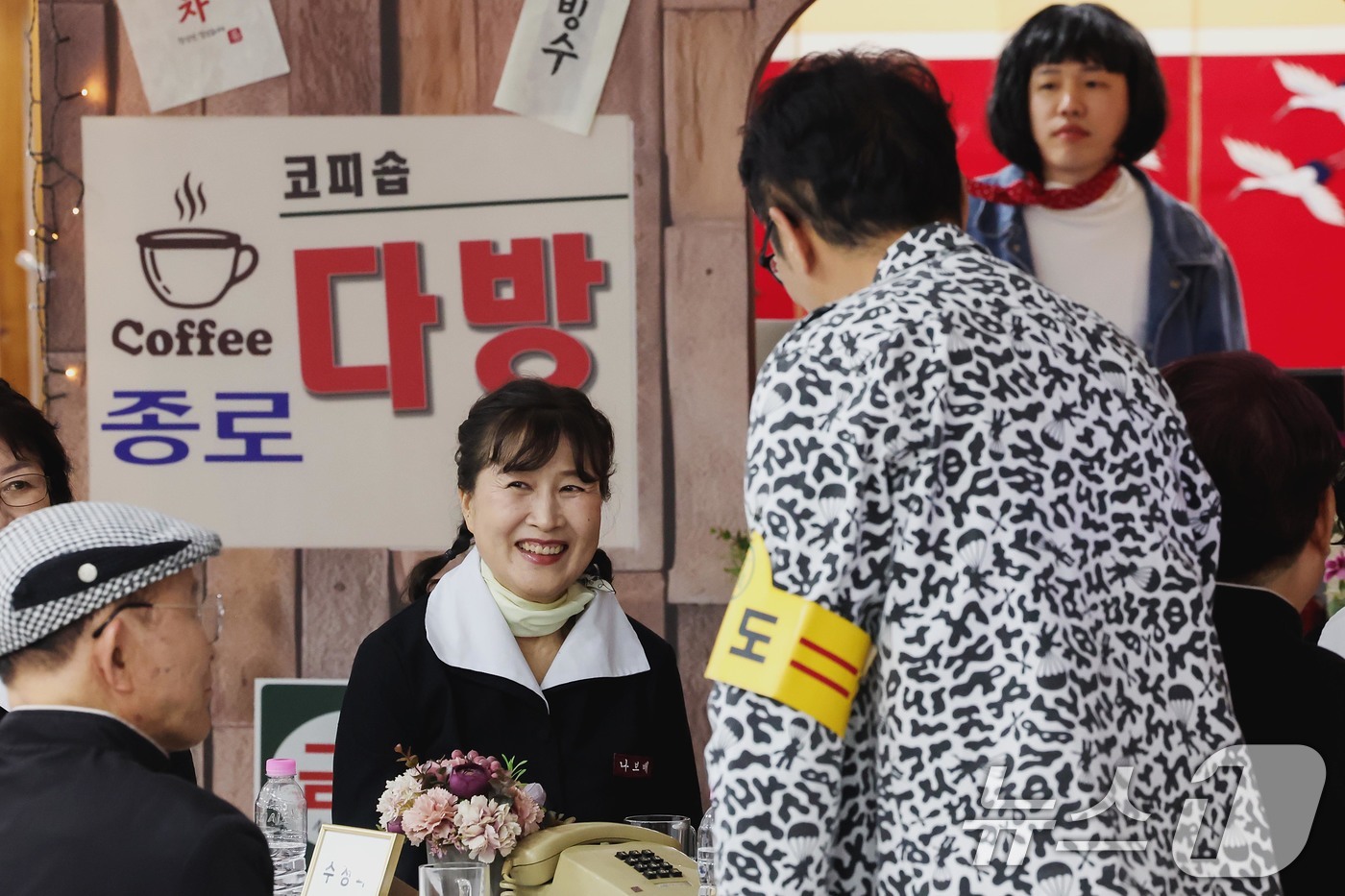 (서울=뉴스1) 조연우 인턴기자 = 2일 오후 서울 종로구 성균관컨벤션웨딩홀에서 진행된 시니어 행사 '굿라이프 챌린지'에 참가한 어르신들이 행사에 참여하고 있다. '굿라이프 챌린지 …