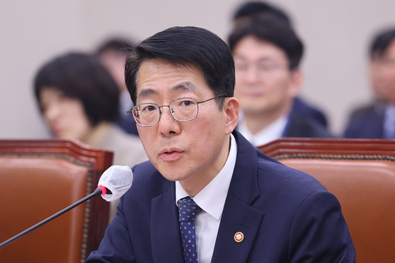 황종우 해수장관 "호르무즈 여건 되면 출발…선사, 외교부와 계속 협의"