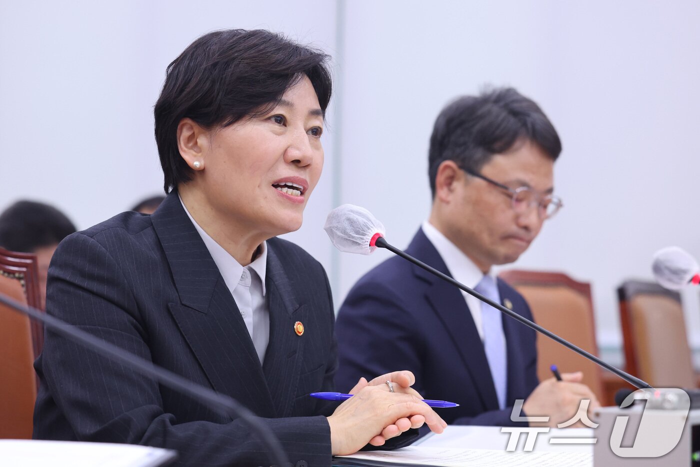 본문 이미지 - 송미령 농림축산식품부 장관이 지난 2일 서울 여의도 국회에서 열린 농림축산식품해양수산위원회 전체회의에서 의원 질의에 답변하고 있다. 2026.4.2 ⓒ 뉴스1 신웅수 기자