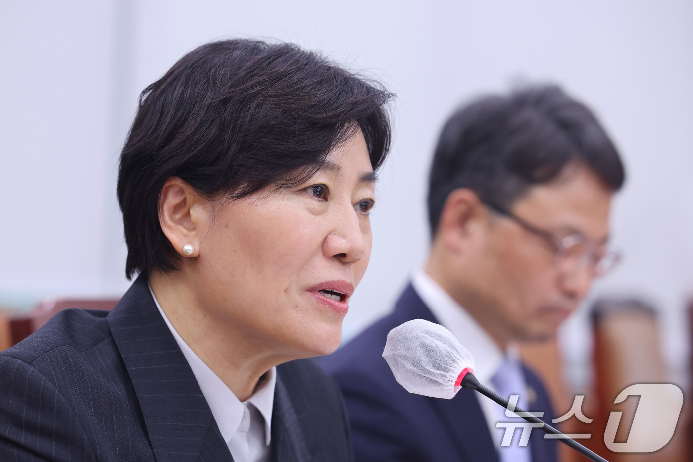 (서울=뉴스1) 신웅수 기자 = 송미령 농림축산식품부 장관이 2일 서울 여의도 국회에서 열린 농림축산식품해양수산위원회 전체회의에서 의원 질의에 답변하고 있다. 2026.4.2/뉴스 …