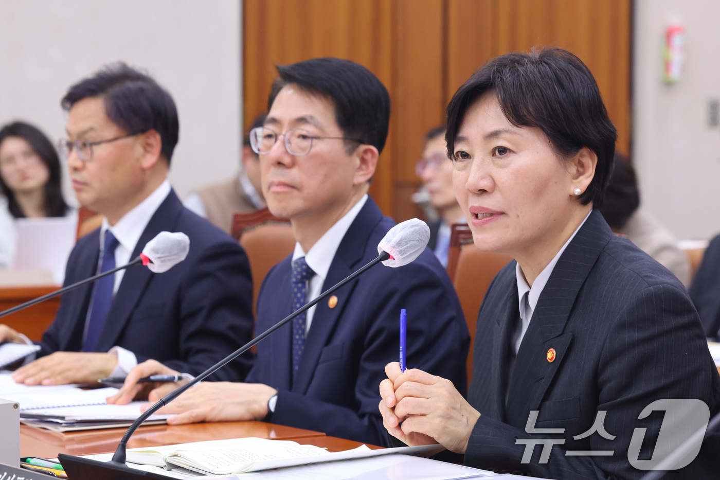 (서울=뉴스1) 신웅수 기자 = 송미령 농림축산식품부 장관이 2일 서울 여의도 국회에서 열린 농림축산식품해양수산위원회 전체회의에서 의원 질의에 답변하고 있다. 2026.4.2/뉴스 …