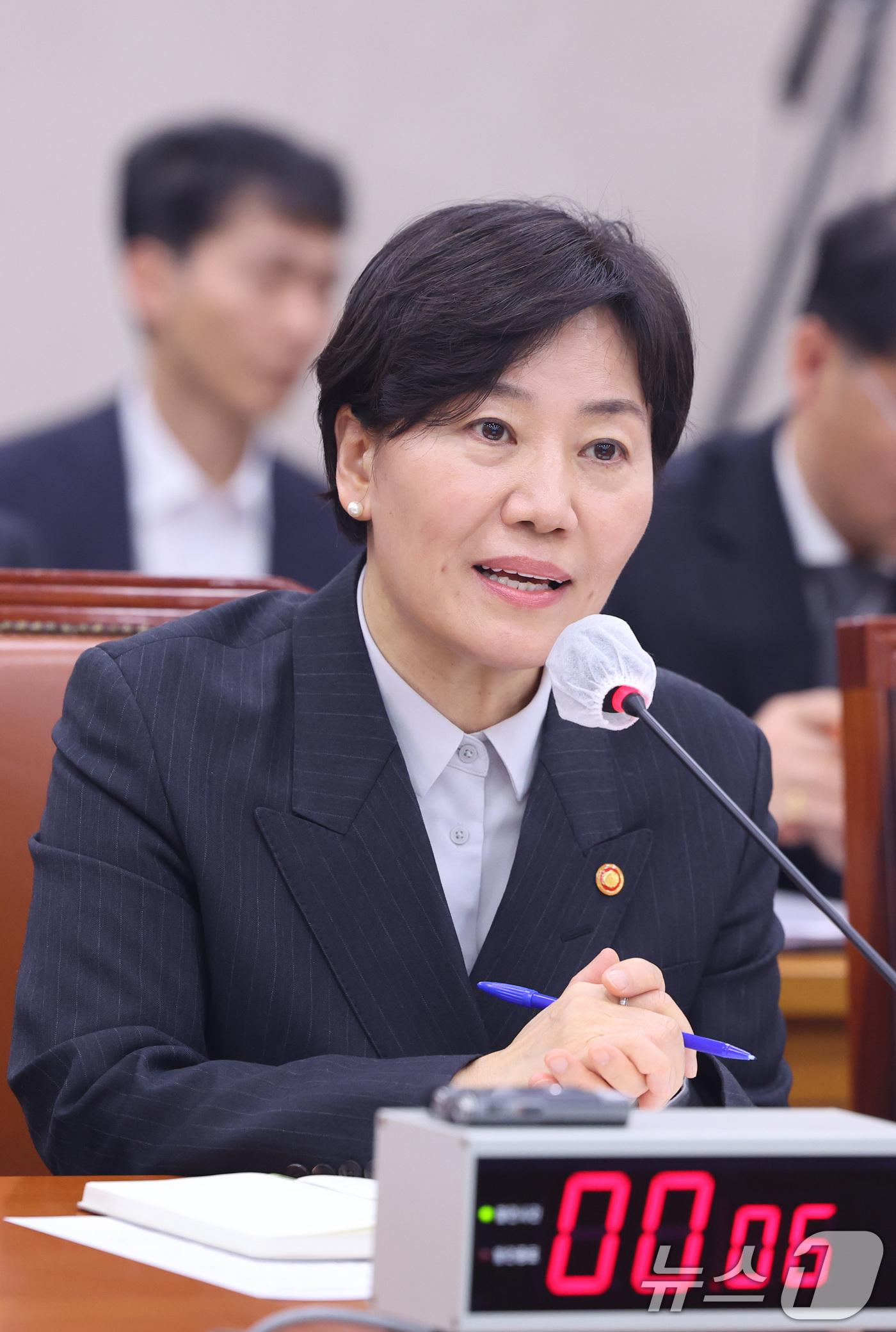 (서울=뉴스1) 신웅수 기자 = 송미령 농림축산식품부 장관이 2일 서울 여의도 국회에서 열린 농림축산식품해양수산위원회 전체회의에서 의원 질의에 답변하고 있다. 2026.4.2/뉴스 …