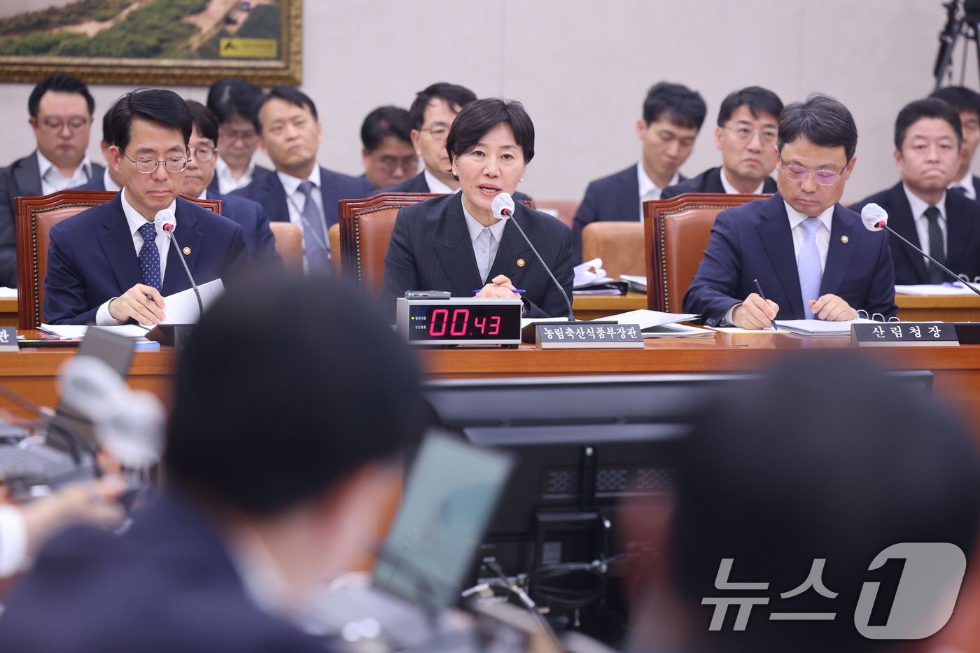 (서울=뉴스1) 신웅수 기자 = 송미령 농림축산식품부 장관이 2일 서울 여의도 국회에서 열린 농림축산식품해양수산위원회 전체회의에서 의원 질의에 답변하고 있다. 2026.4.2/뉴스 …