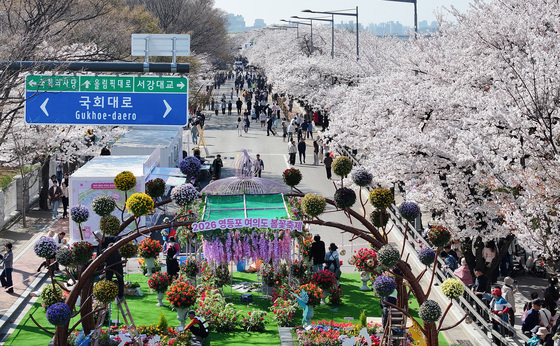 9년째 따뜻한 3월…바람은 약해 '미세먼지 이불' 만들었다