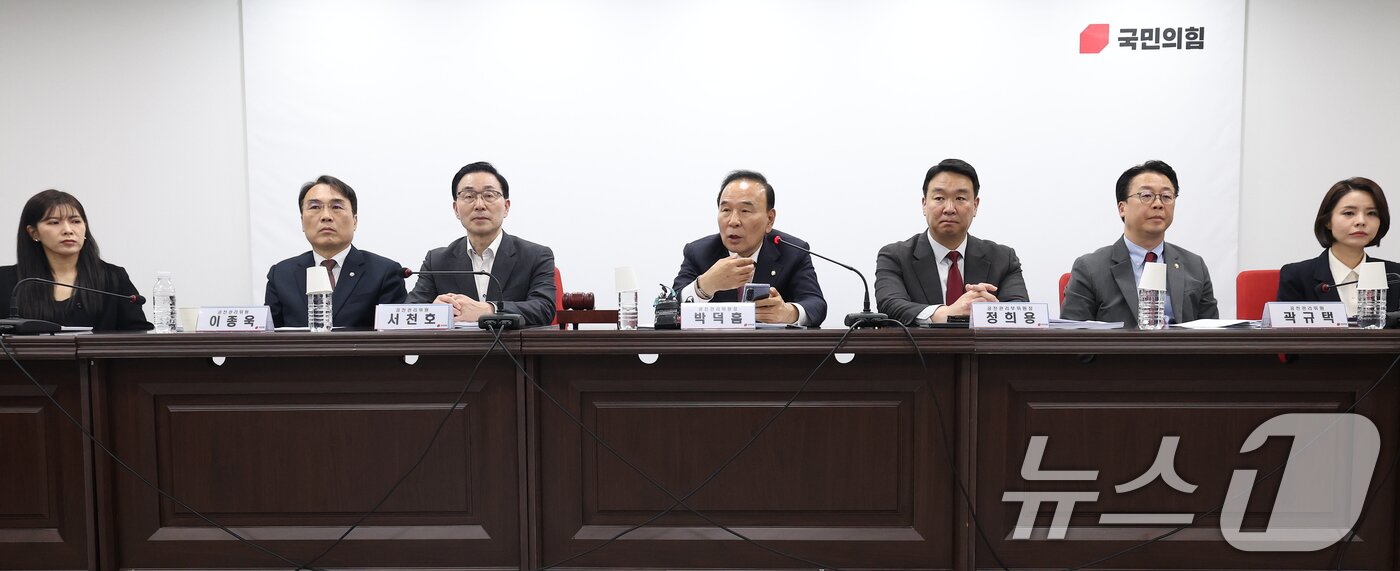 본문 이미지 - 국민의힘 6·3 지방선거 및 국회의원 재·보궐 선거 공천을 맡을 박덕흠 신임 공천관리위원장이 2일 오후 서울 영등포구 국민의힘 당사에서 공천관리위원회 첫 회의를 주재하고 있다. 2026.4.2 ⓒ 뉴스1 오대일 기자