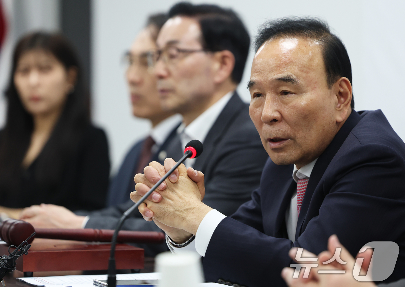 (서울=뉴스1) 오대일 기자 = 국민의힘 6·3 지방선거 및 국회의원 재·보궐 선거 공천을 맡을 박덕흠 신임 공천관리위원장이 2일 오후 서울 영등포구 국민의힘 당사에서 공천관리위원 …