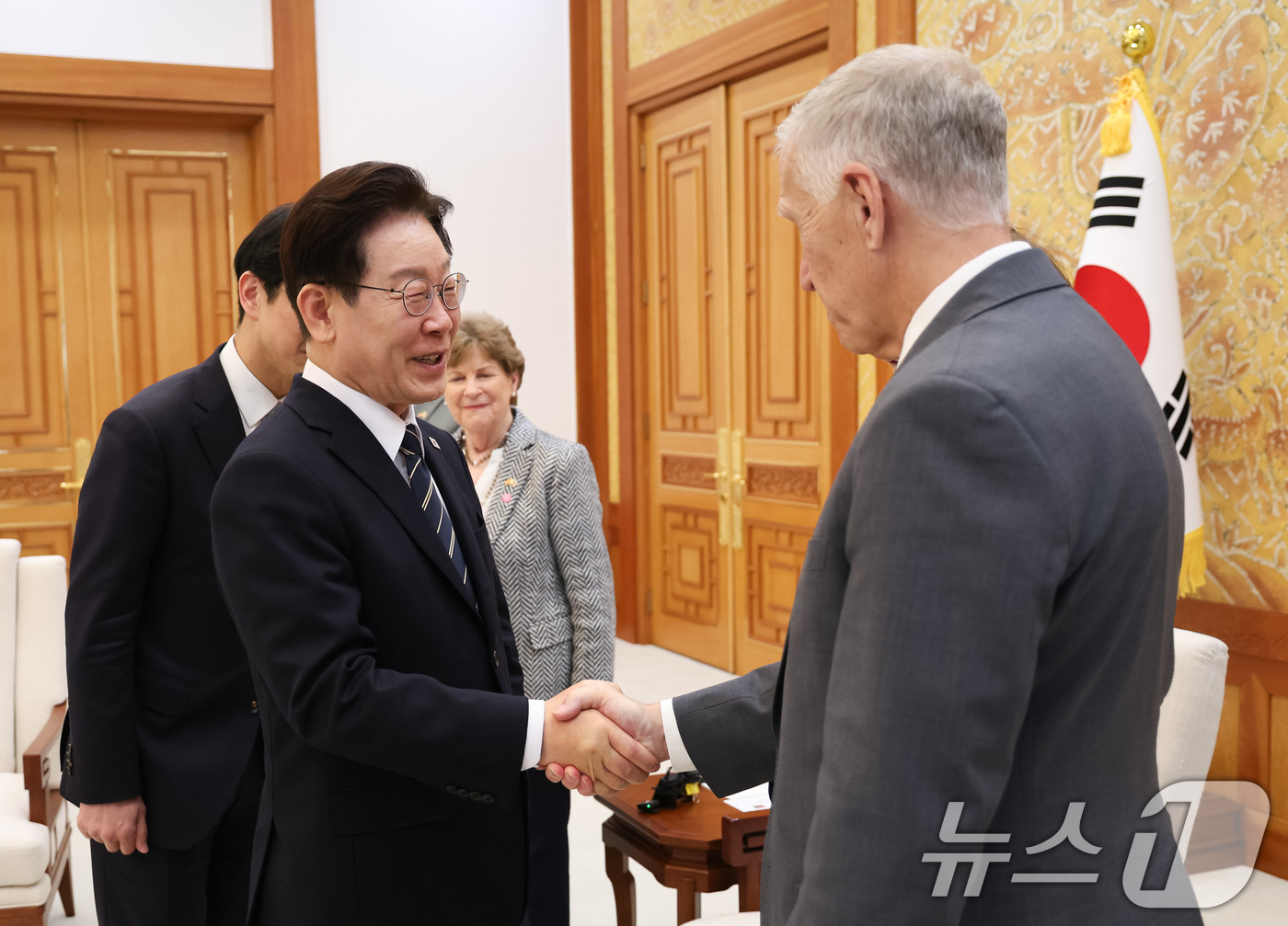 (서울=뉴스1) 허경 기자 = 이재명 대통령이 2일 청와대에서 톰 틸리스 미국 상원의원과 악수하고 있다. 2026.4.2/뉴스1