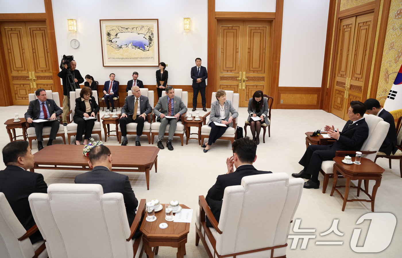 (서울=뉴스1) 허경 기자 = 이재명 대통령이 2일 청와대에서 미국 상원의원단을 접견, 발언하고 있다. 2026.4.2/뉴스1
