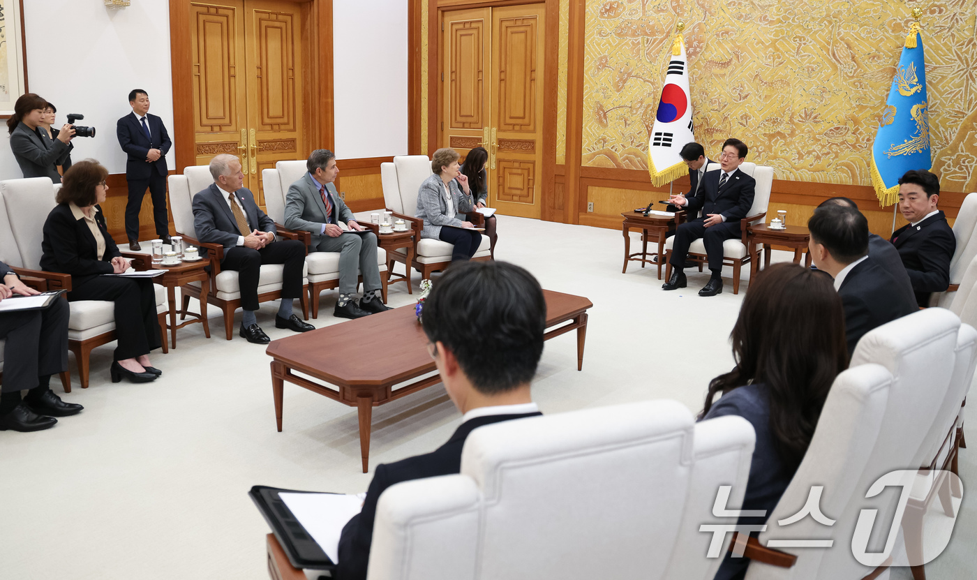 (서울=뉴스1) 허경 기자 = 이재명 대통령이 2일 청와대에서 미국 상원의원단을 접견, 발언하고 있다. 2026.4.2/뉴스1