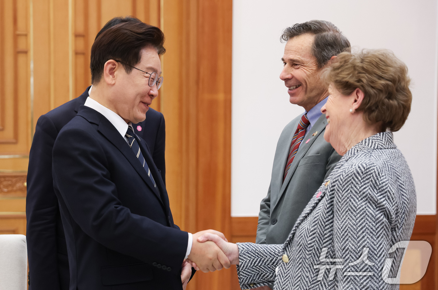 (서울=뉴스1) 허경 기자 = 이재명 대통령이 2일 청와대에서 진 섀힌 미국 상원의원과 악수하고 있다. 2026.4.2/뉴스1