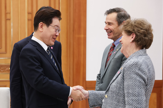 진 섀힌 상원의원과 악수하는 이재명 대통령
