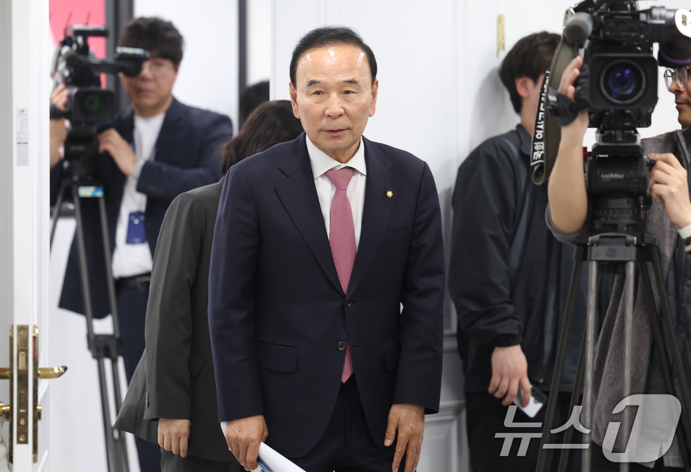 (서울=뉴스1) 오대일 기자 = 국민의힘 6·3 지방선거 및 국회의원 재·보궐 선거 공천을 맡을 박덕흠 신임 공천관리위원장이 2일 오후 서울 영등포구 국민의힘 당사에서 열린 공천관 …