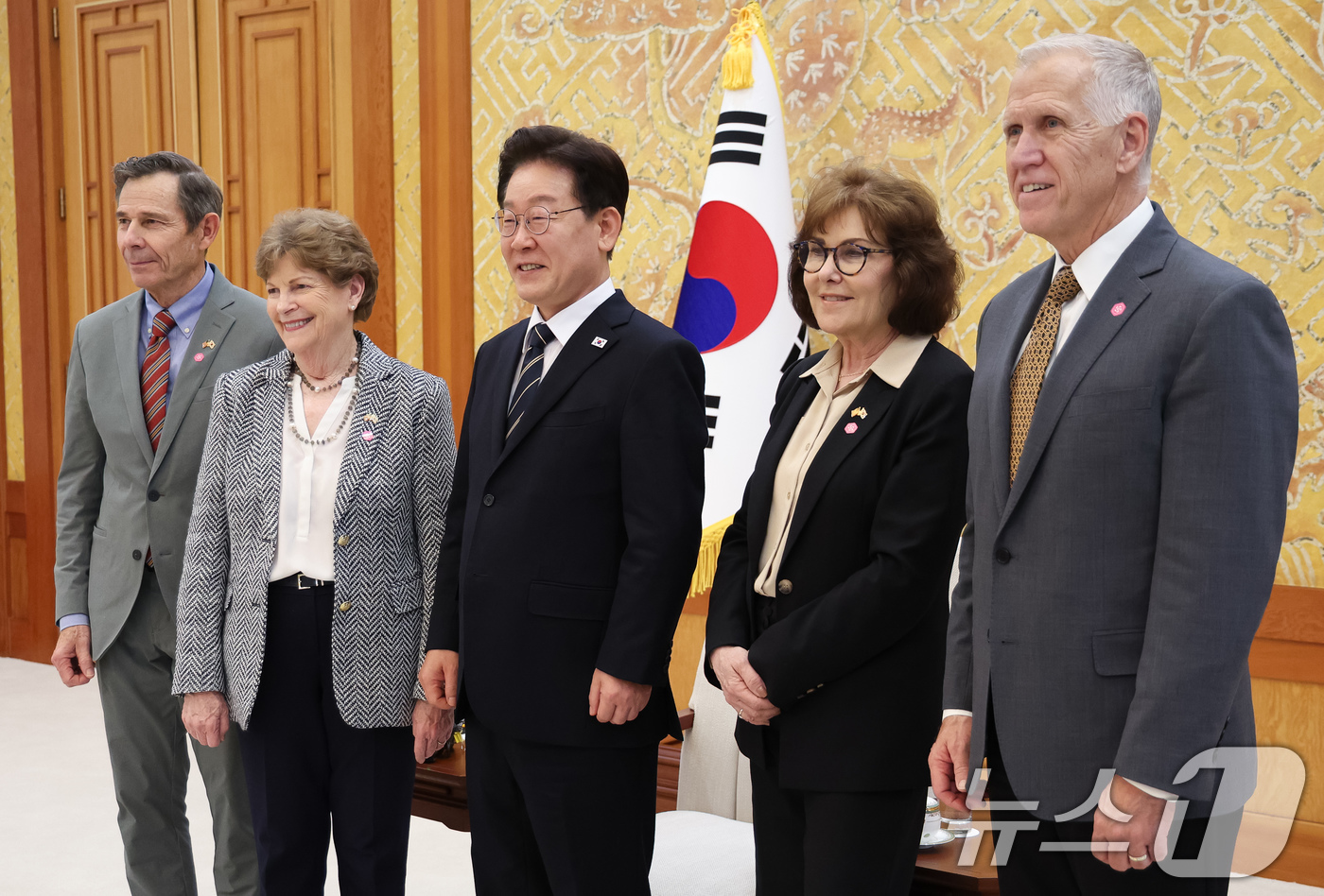 (서울=뉴스1) 허경 기자 = 이재명 대통령이 2일 청와대에서 미국 상원의원단과 기념촬영을 하고 있다.왼쪽부터 존 커티스, 진 섀힌 의원, 이 대통령, 재키 로젠, 톰 틸리스 의원 …