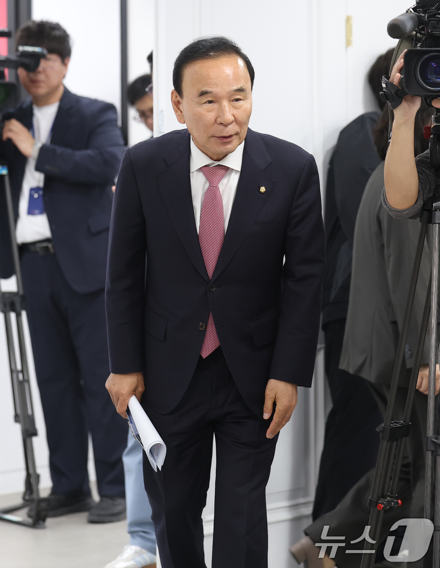 (서울=뉴스1) 오대일 기자 = 국민의힘 6·3 지방선거 및 국회의원 재·보궐 선거 공천을 맡을 박덕흠 신임 공천관리위원장이 2일 오후 서울 영등포구 국민의힘 당사에서 열린 공천관 …