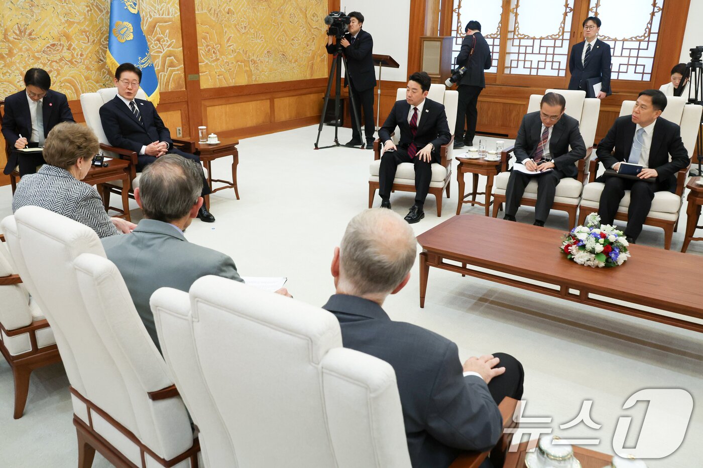 본문 이미지 - 이재명 대통령이 2일 청와대에서 미국 상원의원단을 접견, 발언하고 있다. 2026.4.2 ⓒ 뉴스1 허경 기자