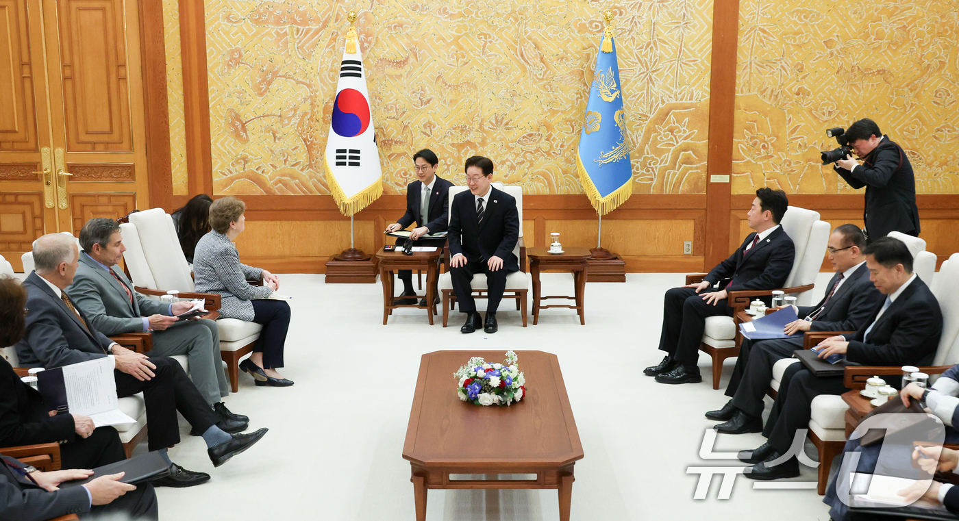 (서울=뉴스1) 허경 기자 = 이재명 대통령이 2일 청와대에서 미국 상원의원단을 접견, 발언하고 있다. 2026.4.2/뉴스1