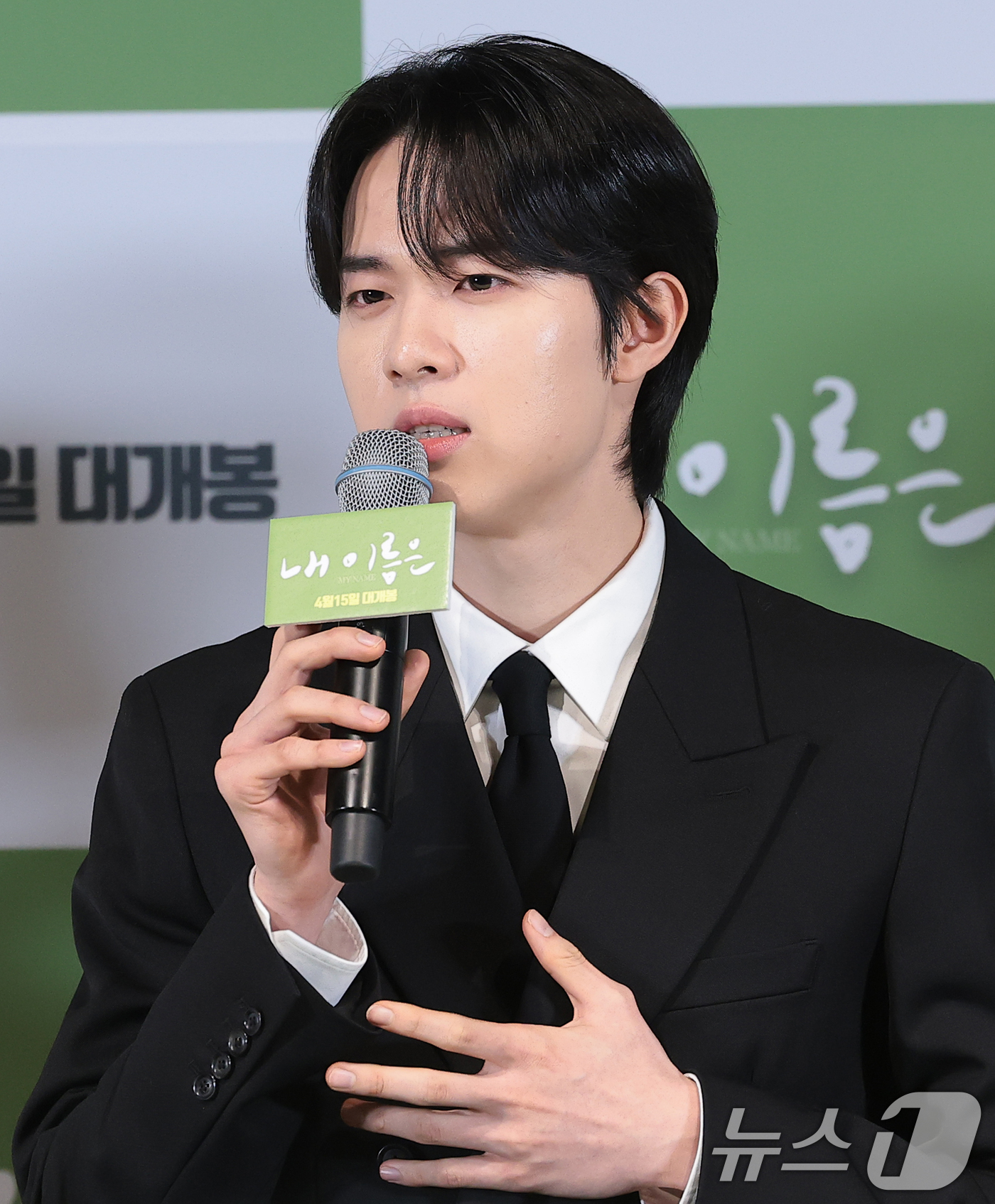 (서울=뉴스1) 권현진 기자 = 배우 신우빈이 2일 서울 용산구 CGV용산아이파크몰에서 열린 영화 '내 이름은'(감독 정지영) 언론시사회에서 취재진 질문에 답하고 있다.'내 이름은 …