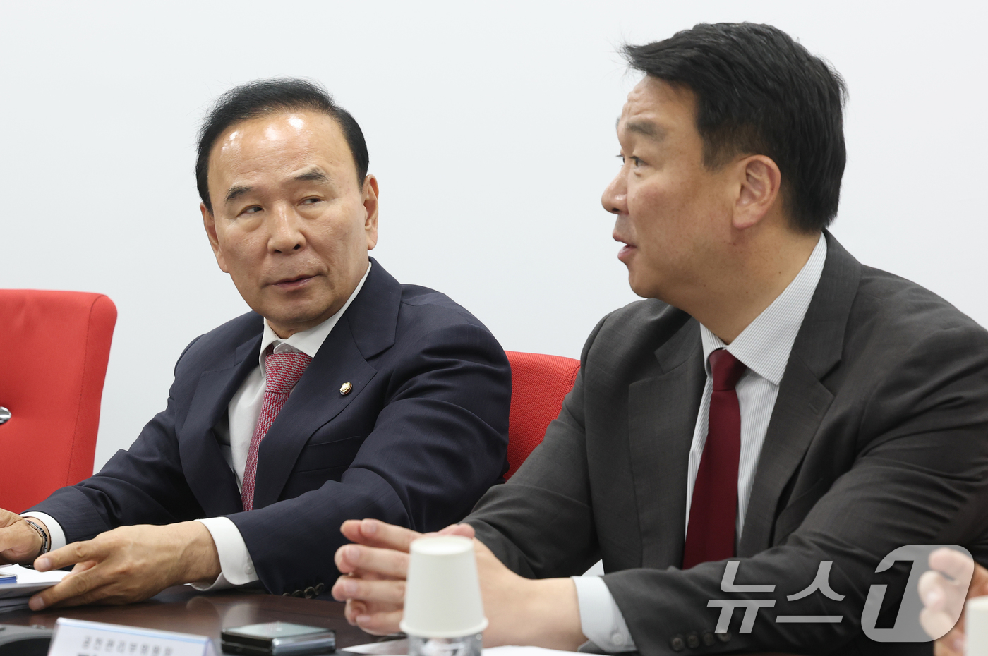 (서울=뉴스1) 오대일 기자 = 국민의힘 6·3 지방선거 및 국회의원 재·보궐 선거 공천을 맡을 박덕흠 신임 공천관리위원장이 2일 오후 서울 영등포구 국민의힘 당사에서 열린 공천관 …