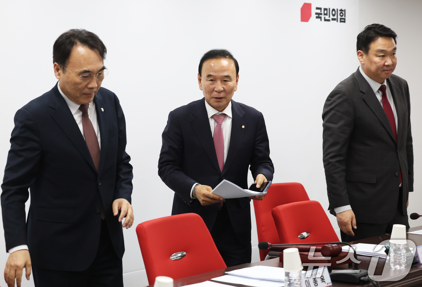 (서울=뉴스1) 오대일 기자 = 국민의힘 6·3 지방선거 및 국회의원 재·보궐 선거 공천을 맡을 박덕흠 신임 공천관리위원장이 2일 오후 서울 영등포구 국민의힘 당사에서 열린 공천관 …