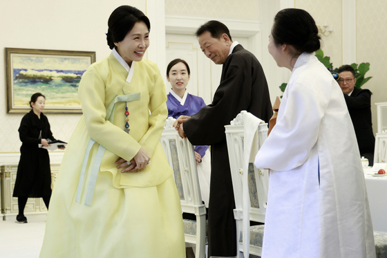 참석자들과 인사 나누는 김혜경 여사