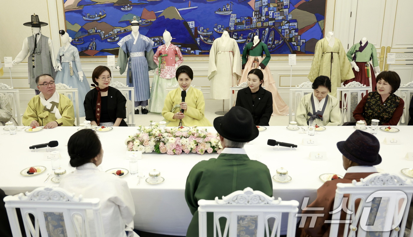 (서울=뉴스1) 허경 기자 = 김혜경 여사가 2일 청와대에서 열린 한복생활 유네스코 등재추진단 차담회에서 발언을 하고 있다. (청와대통신사진기자단)  2026.4.2/뉴스1