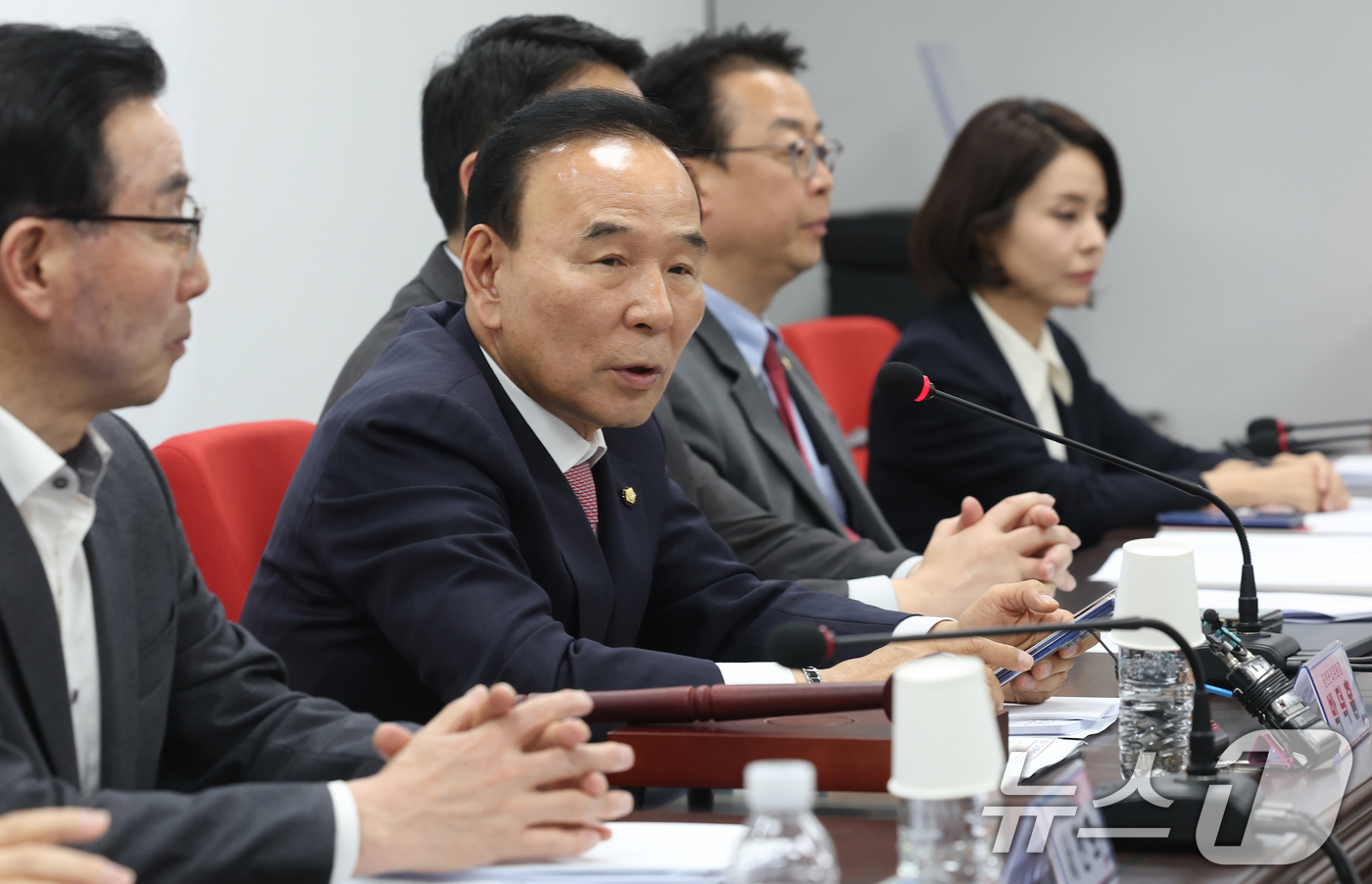 (서울=뉴스1) 오대일 기자 = 국민의힘 6·3 지방선거 및 국회의원 재·보궐 선거 공천을 맡을 박덕흠 신임 공천관리위원장이 2일 오후 서울 영등포구 국민의힘 당사에서 열린 공천관 …