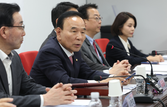 첫 회의 주재하는 박덕흠 공관위원장