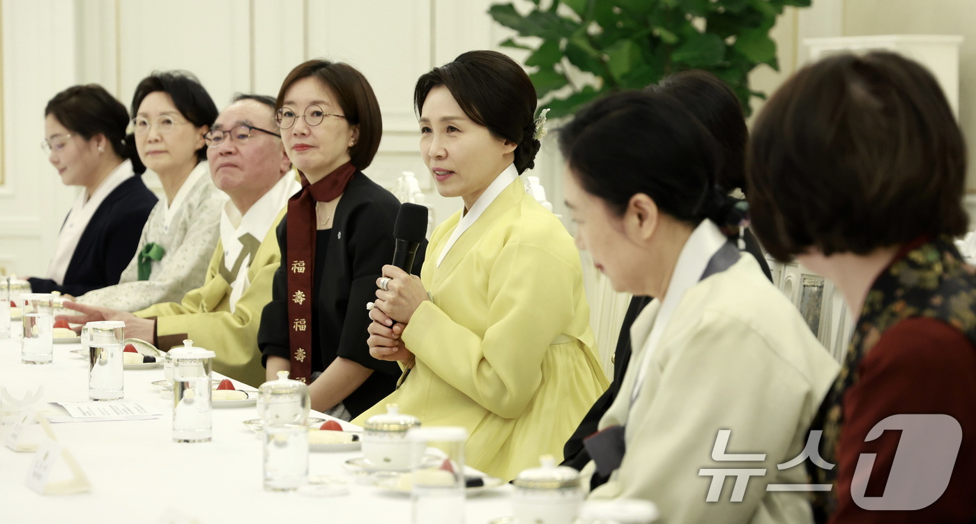 (서울=뉴스1) 허경 기자 = 김혜경 여사가 2일 청와대에서 열린 한복생활 유네스코 등재추진단 차담회에서 발언을 하고 있다. (청와대통신사진기자단) 2026.4.2/뉴스1