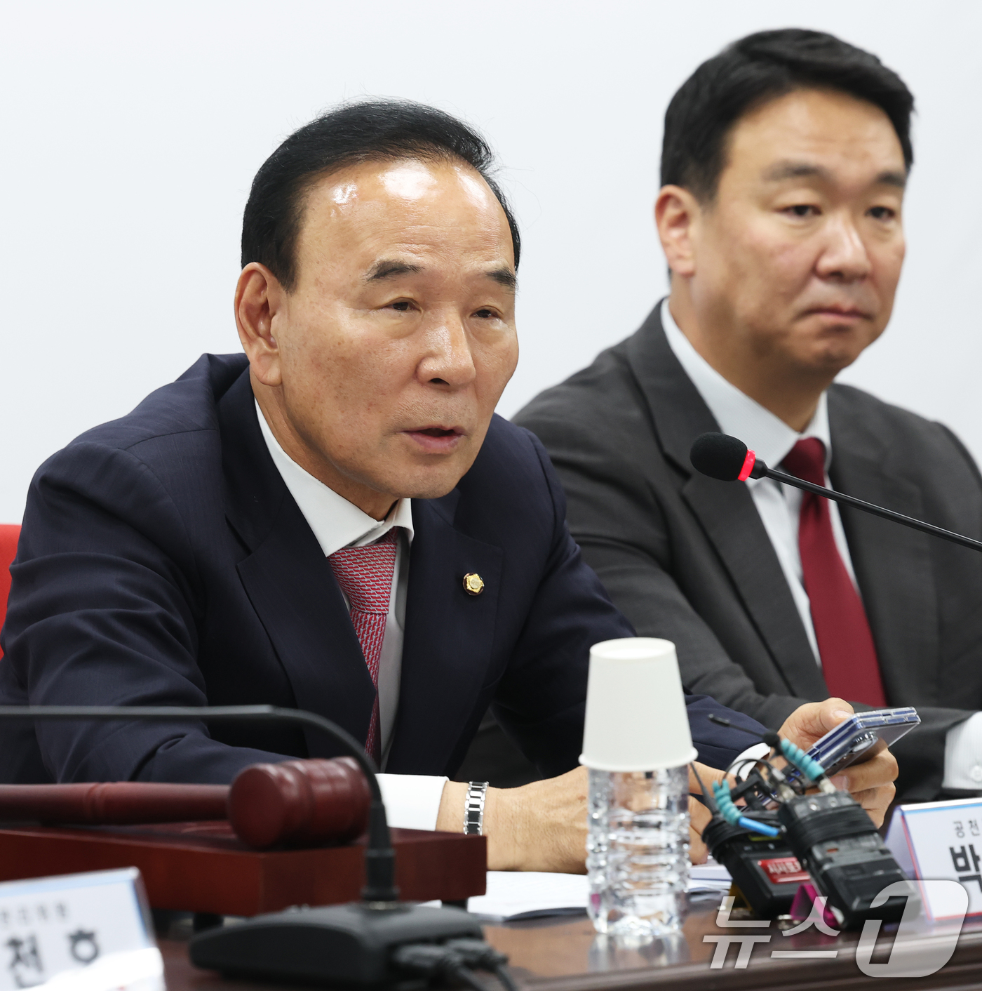 (서울=뉴스1) 오대일 기자 = 국민의힘 6·3 지방선거 및 국회의원 재·보궐 선거 공천을 맡을 박덕흠 신임 공천관리위원장이 2일 오후 서울 영등포구 국민의힘 당사에서 열린 공천관 …