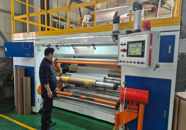 "버틸 수 있는 건 4월까지"…비닐 공장 덮친 원료 수급 포비아