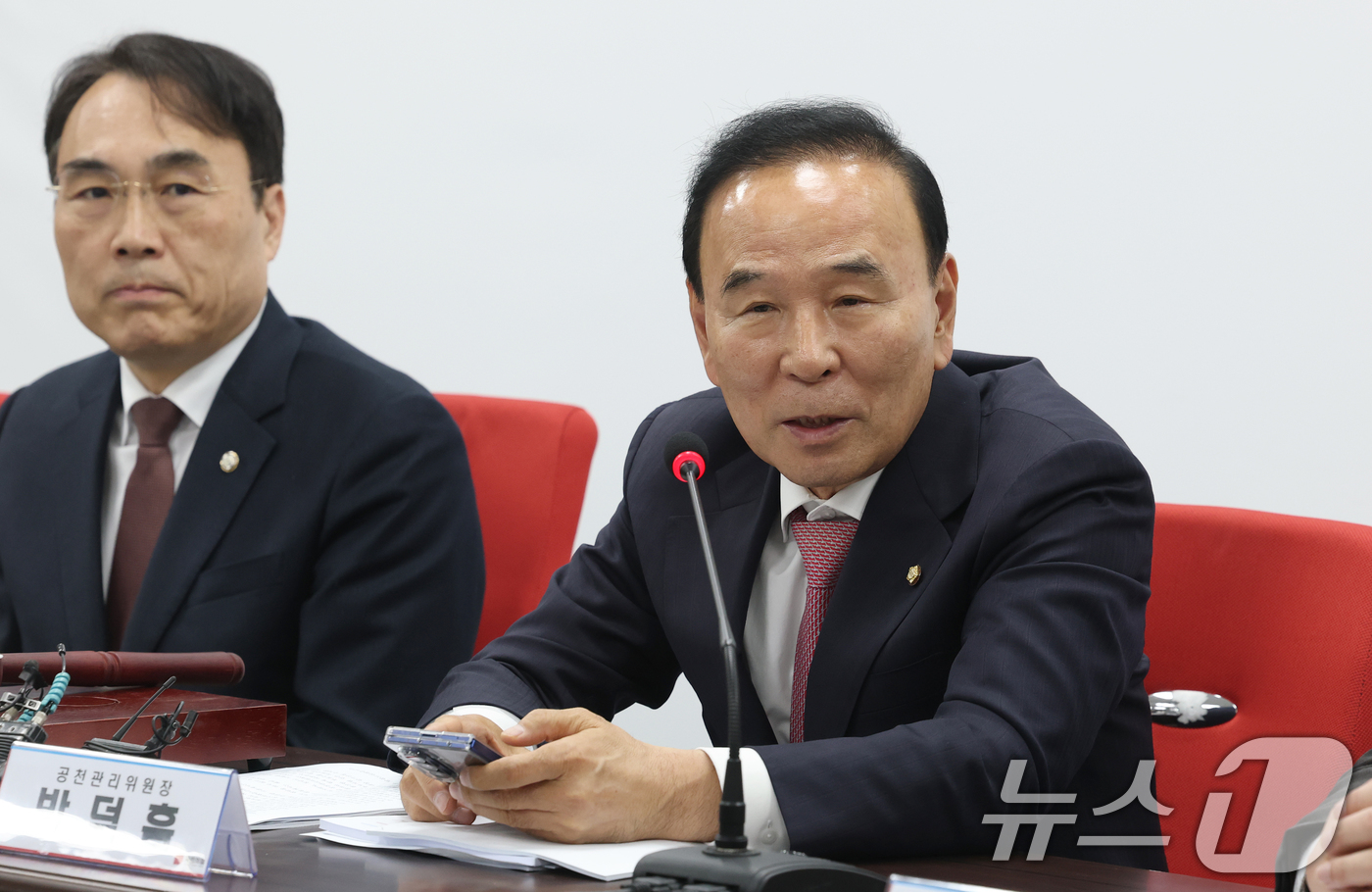 (서울=뉴스1) 오대일 기자 = 국민의힘 6·3 지방선거 및 국회의원 재·보궐 선거 공천을 맡을 박덕흠 신임 공천관리위원장이 2일 오후 서울 영등포구 국민의힘 당사에서 열린 공천관 …