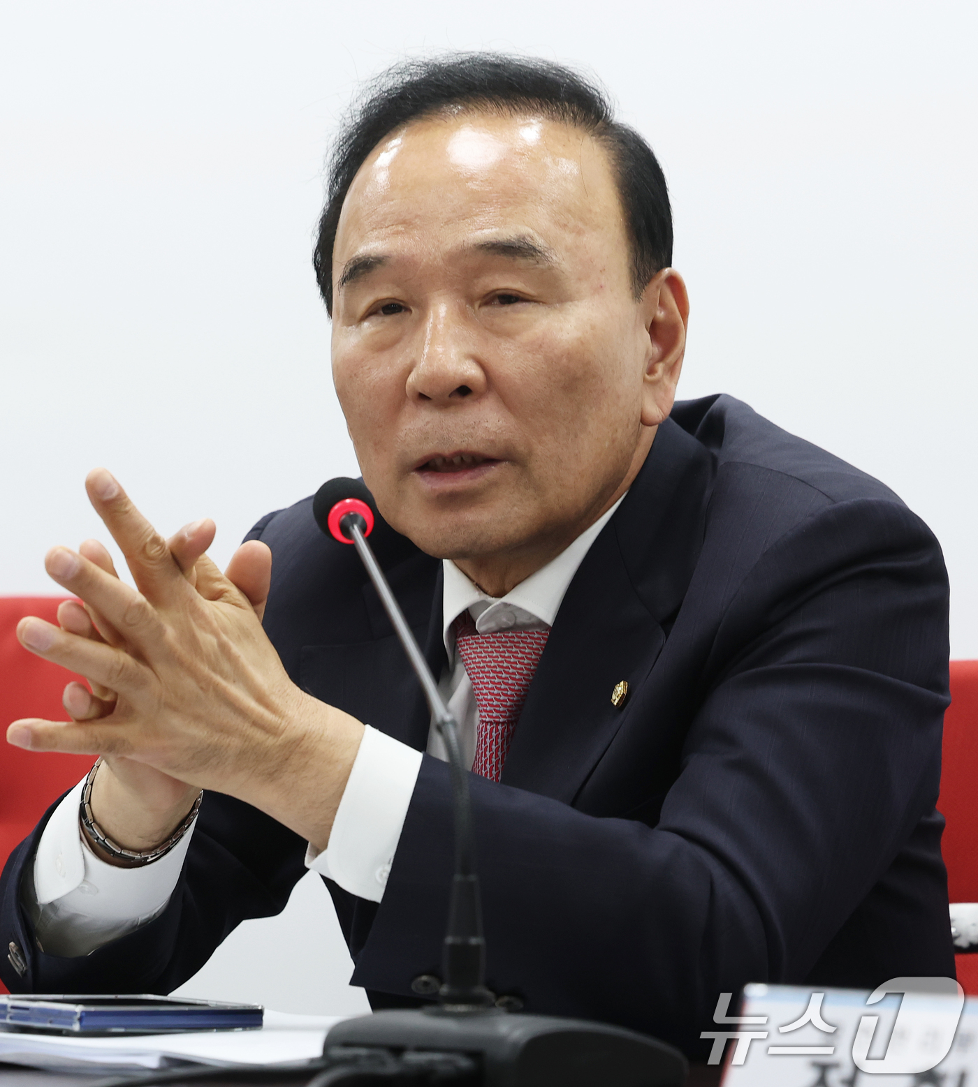 (서울=뉴스1) 오대일 기자 = 국민의힘 6·3 지방선거 및 국회의원 재·보궐 선거 공천을 맡을 박덕흠 신임 공천관리위원장이 2일 오후 서울 영등포구 국민의힘 당사에서 열린 공천관 …