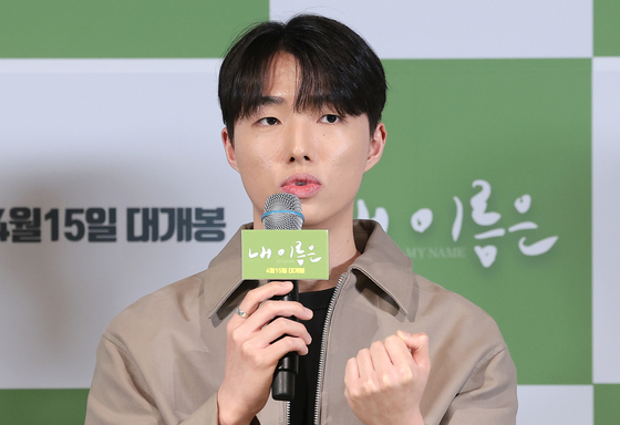 취재진 질문에 답하는 최준우