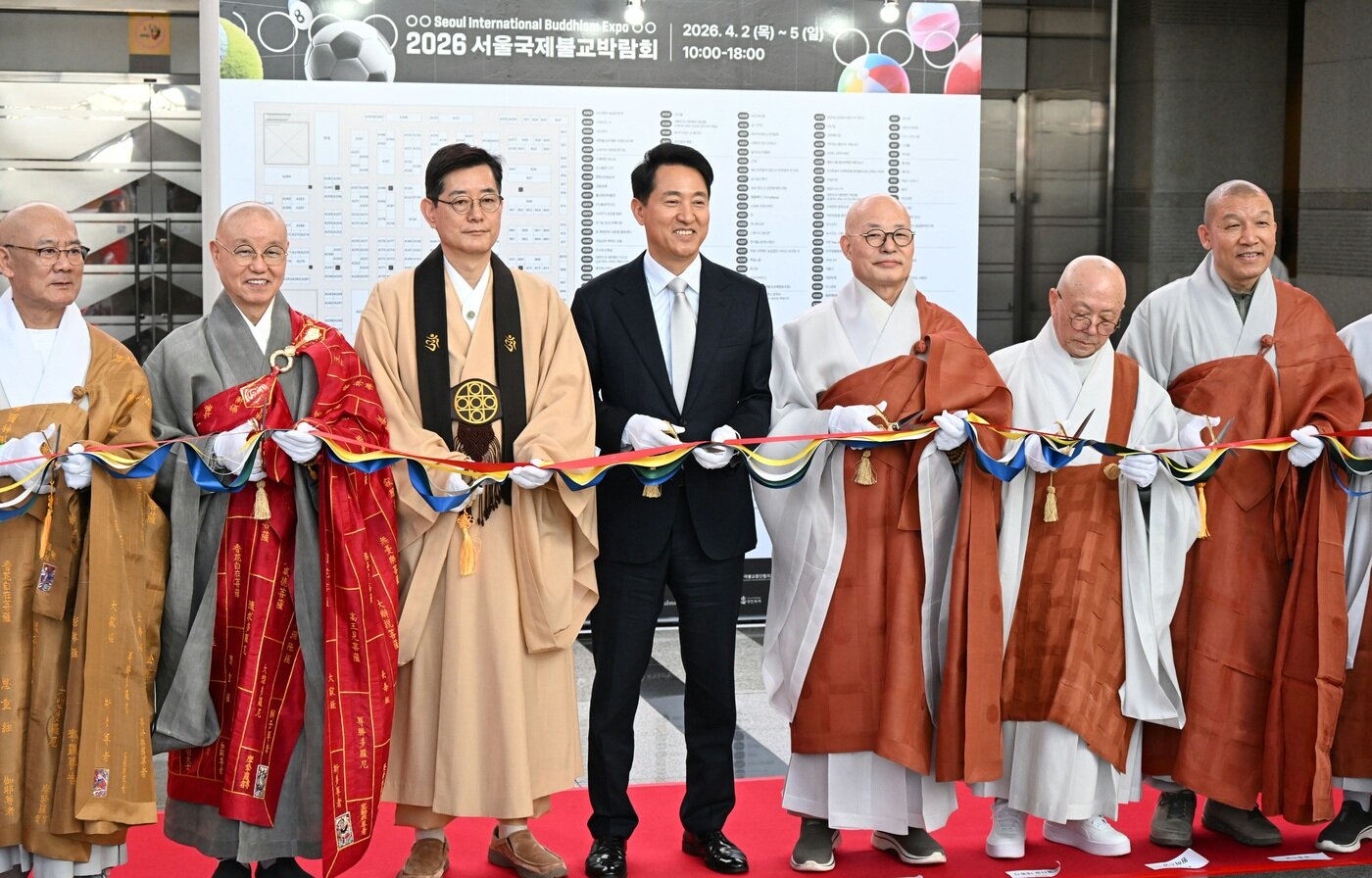 본문 이미지 - 오세훈 서울시장이 2일 강남구 코엑스에서 열린 '2026 서울국제불교박람회' 개막식에서 테이프 커팅을 하고 있다.