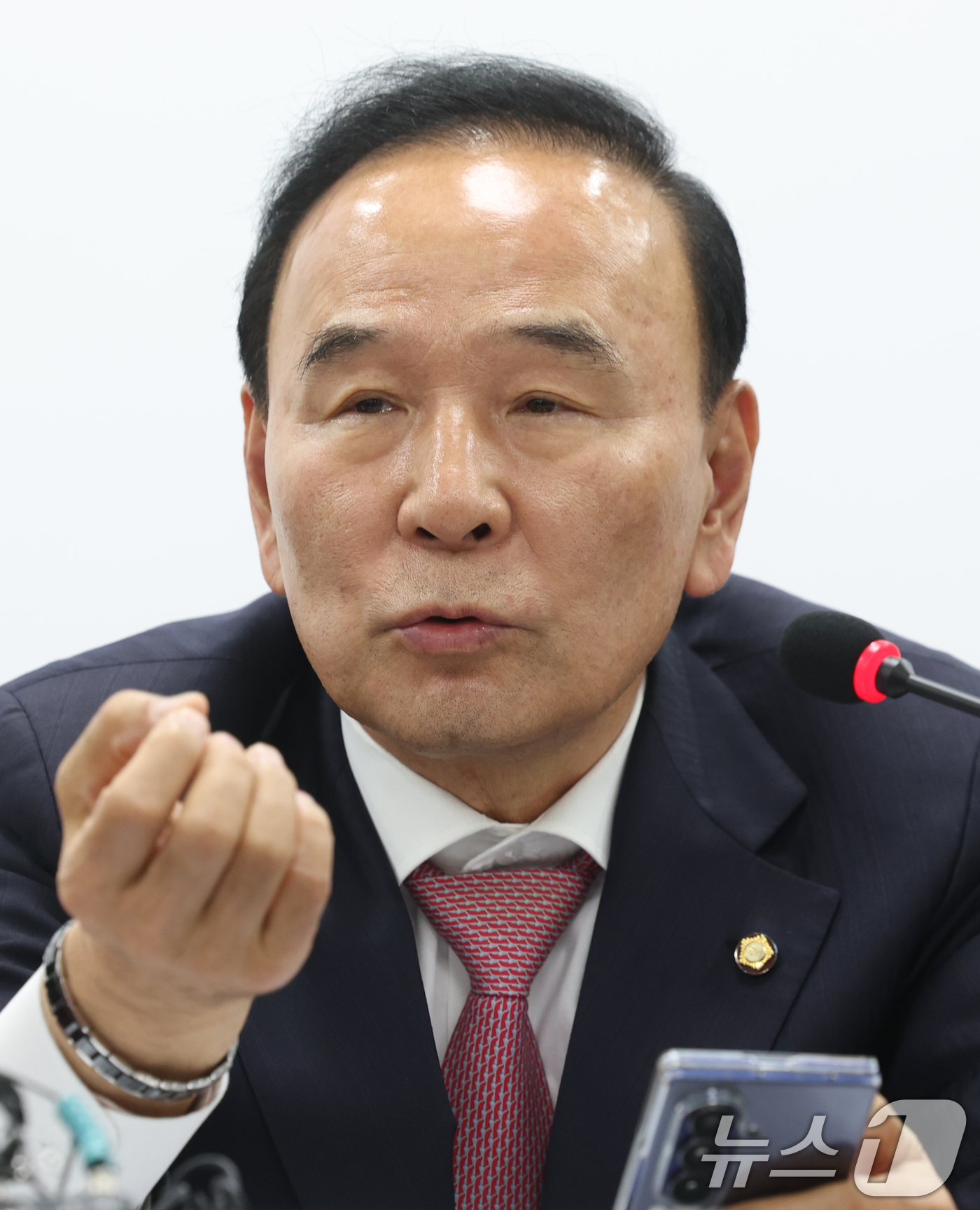 (서울=뉴스1) 오대일 기자 = 국민의힘 6·3 지방선거 및 국회의원 재·보궐 선거 공천을 맡을 박덕흠 신임 공천관리위원장이 2일 오후 서울 영등포구 국민의힘 당사에서 열린 공천관 …