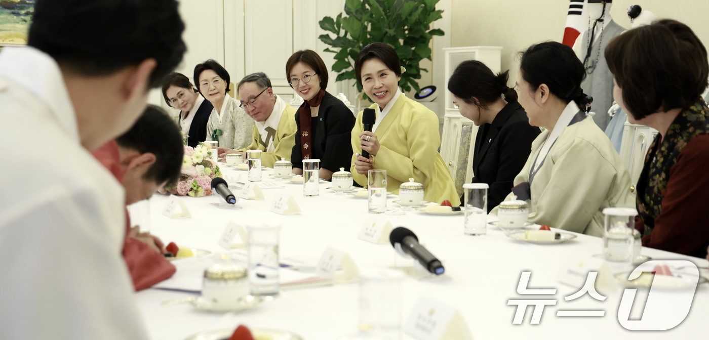 (서울=뉴스1) 허경 기자 = 김혜경 여사가 2일 청와대에서 열린 한복생활 유네스코 등재추진단 차담회에서 발언을 하고 있다. (청와대통신사진기자단) 2026.4.2/뉴스1