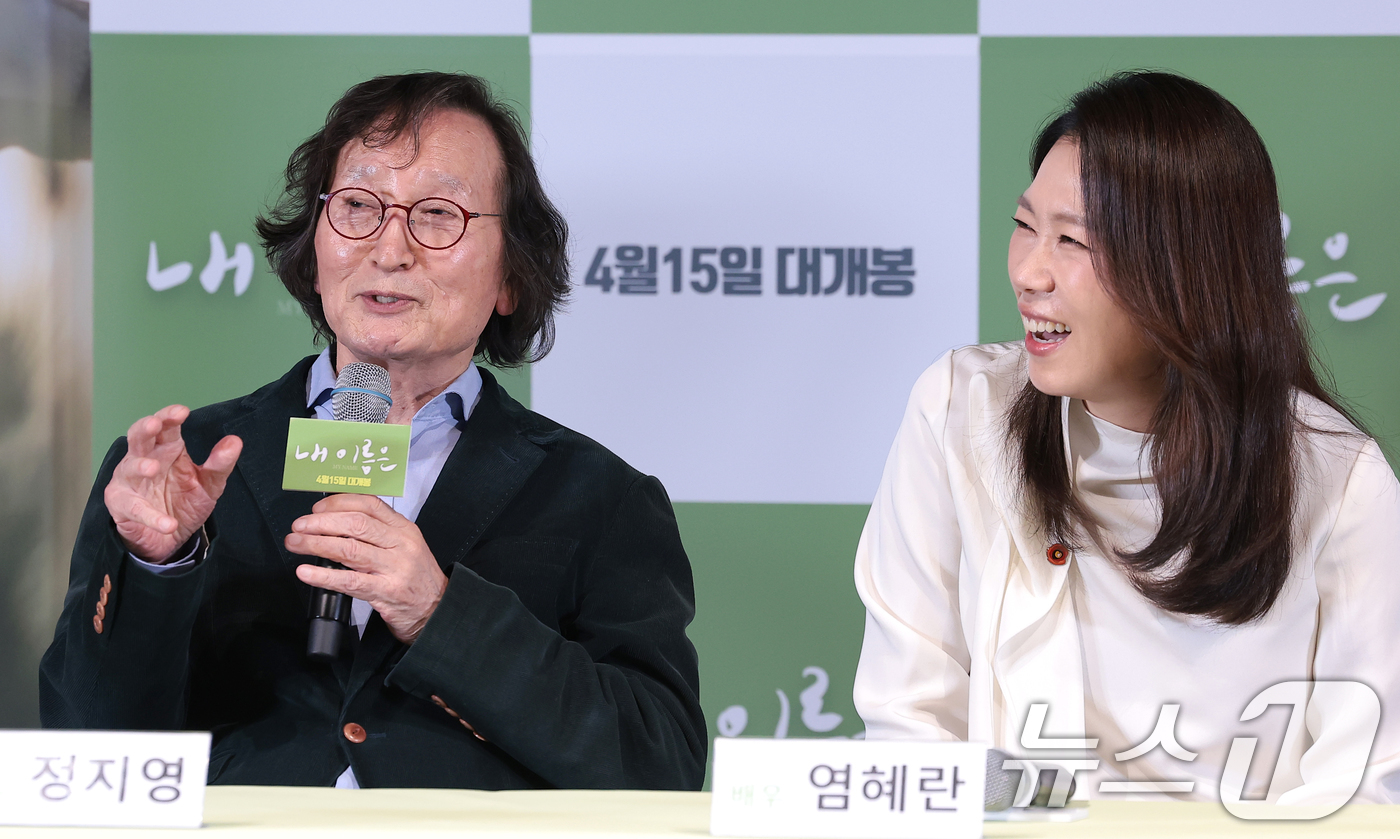(서울=뉴스1) 권현진 기자 = 정지영 감독(왼쪽)이 2일 서울 용산구 CGV용산아이파크몰에서 열린 영화 '내 이름은' 언론시사회 및 기자간담회에서 주연 배우 염혜란을 칭찬하고 있 …