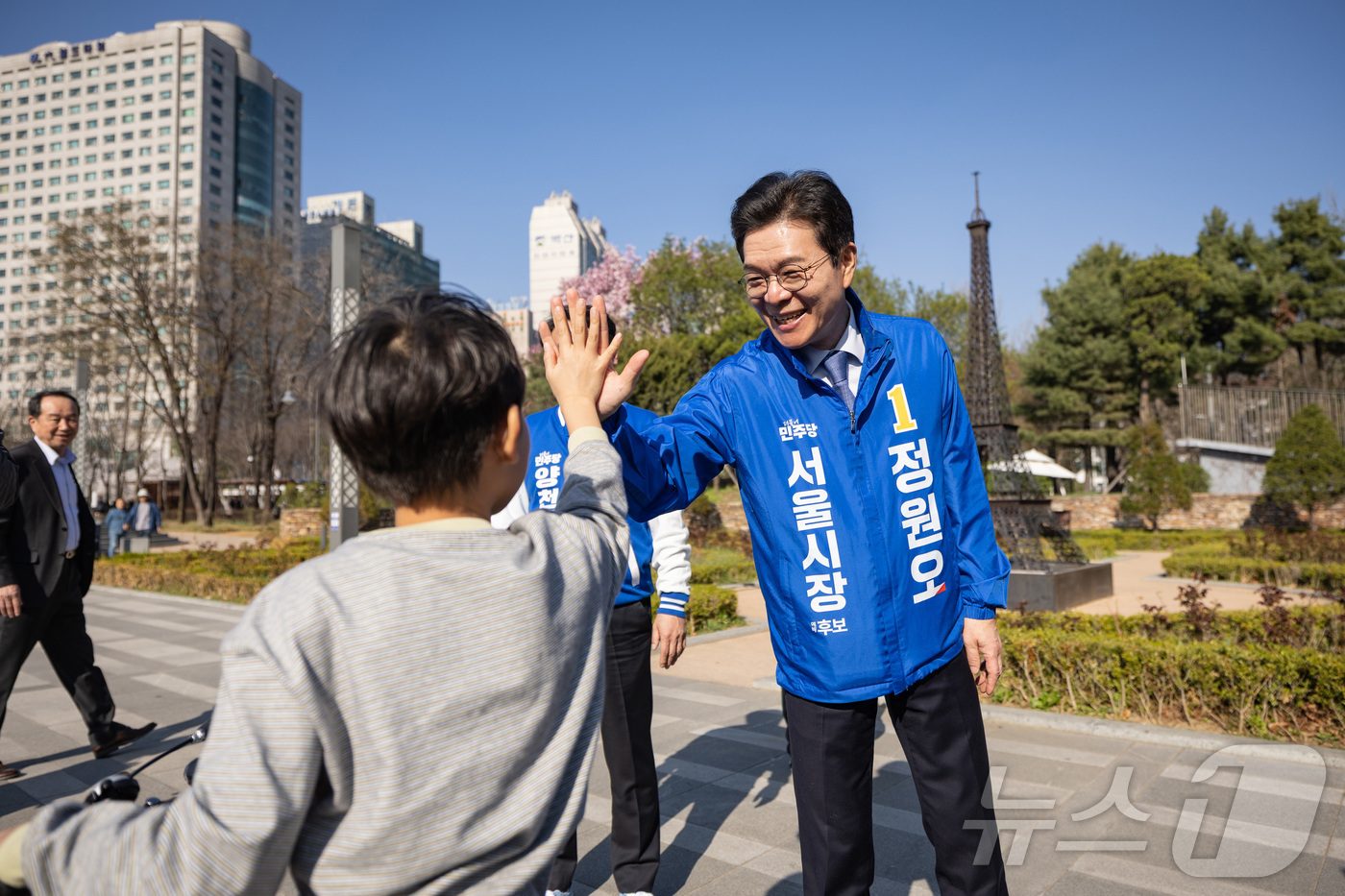 (서울=뉴스1) = 정원오 더불어민주당 서울시장 예비후보가 2일 서울 양천구 파리공원에서 시민들과 거리인사를 하고 있다. (정원오 캠프 제공. 재판매 및 DB 금지) 2026.4. …